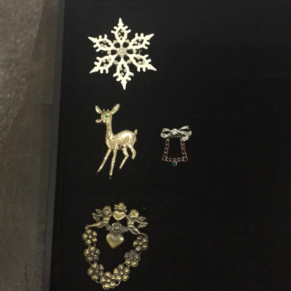 Women’s Holiday Brooch Set